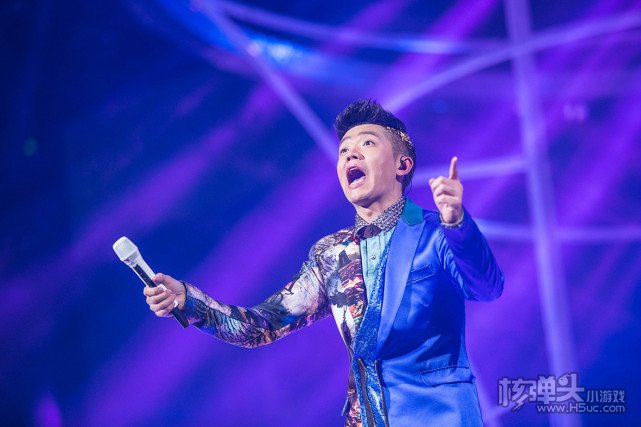 凤凰传奇曾毅内蒙古录节目突发意外左腿骨折坐轮椅