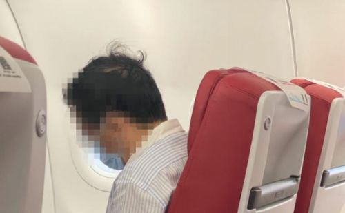 头等舱男子无端辱骂空姐手脏？航空公司：正在调查